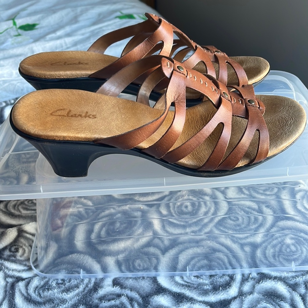 Clarks 9M sandals